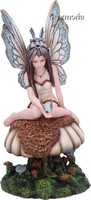 Figurine Fée au Papillon bleu assise sur Champignon 