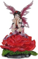 Figurine Fée "Rosa" assise sur une Rose Rouge