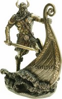 Figurine Guerrier Viking avec casque à cornes sur son Bateau aspect bronze Marque Veronese 