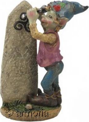 Figurine Pixie debout gravant un triskel sur un Menhir 
