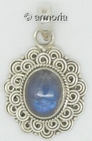 Pendentif ovale Labradorite orné d'argent finement travaillé 