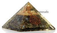 Pyramide en orgonite avec Labradorite et Cristal de Roche
