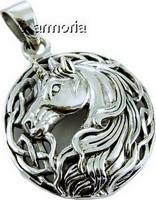 Pendentif Tête de Licorne cerclée d'entrelacs en argent 