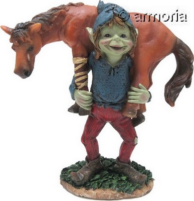 Figurine Pixie portant un cheval blessé