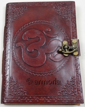 Grimoire en cuir Aum fermeture métal 12 x 17 cm