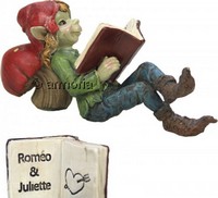 Figurine Pixie allongé lisant Roméo et Juliette 