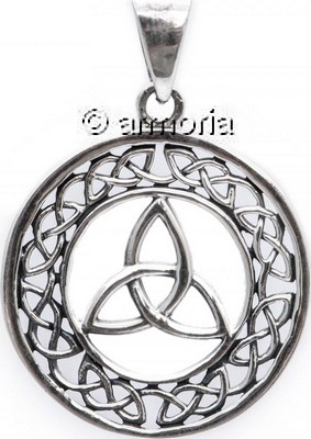 Pendentif Triquetra cerclé d'entrelacs en argent, 2.2 cm