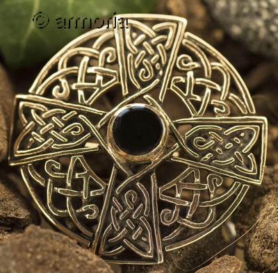 Broche Croix Celtique avec entrelacs et onyx en bronze 